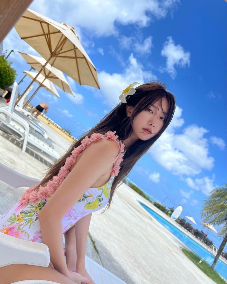달샤벳 수빈 수영장 하얀 꽃무늬원피스 수영복 늘씬한 허벅지 몸매