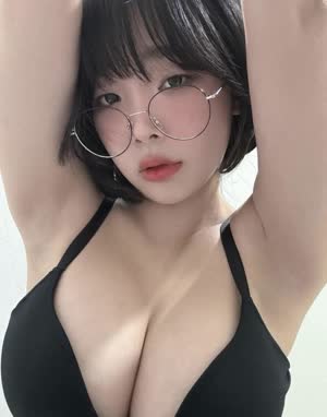 강인경 검은 브라 입고 두팔을 든 안경 미모 가슴골