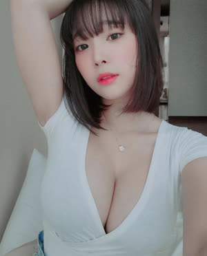 강인경 인스타 흰티 가슴골